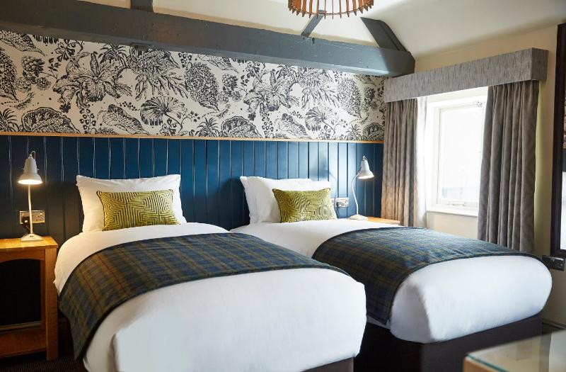 Standard Twin Room image 4