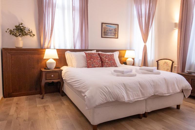 Queen Room with Garden View image 3