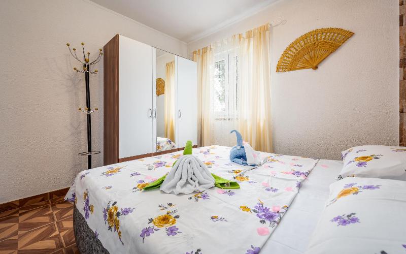 One-Bedroom Apartment image 3