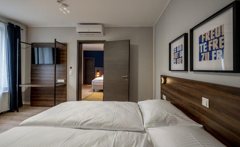 Deluxe Quadruple Room image 3