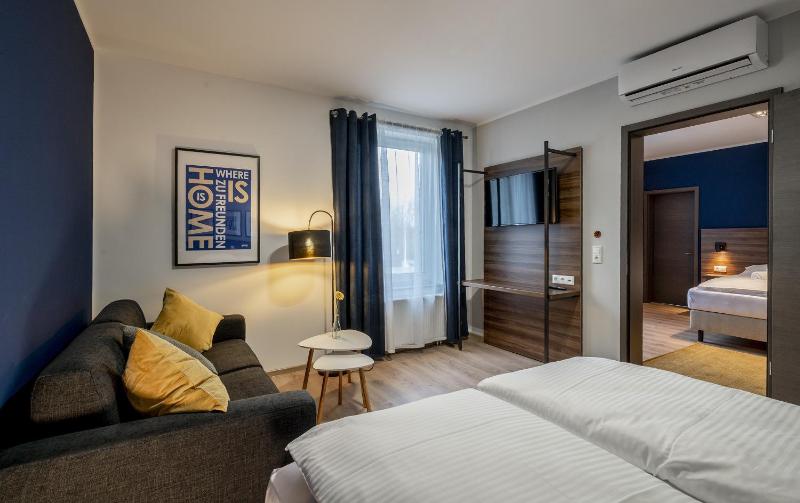 Deluxe Quadruple Room image 2