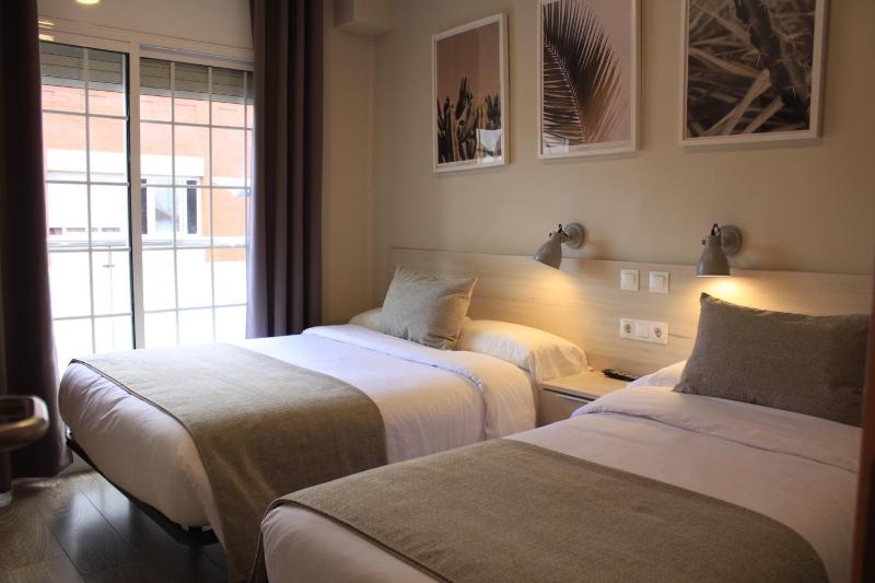 Twin Room with Private Bathroom image 1