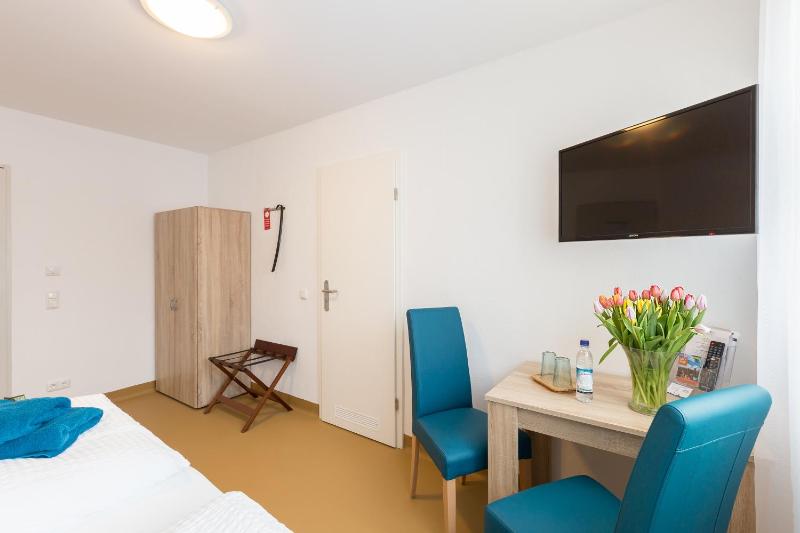 Standard Twin Room image 4