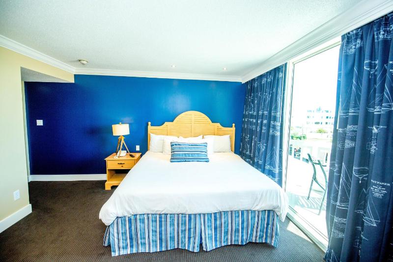 Deluxe Suite with Ocean View image 3