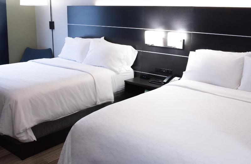 One-Bedroom Suite with Two Queen Beds image 2