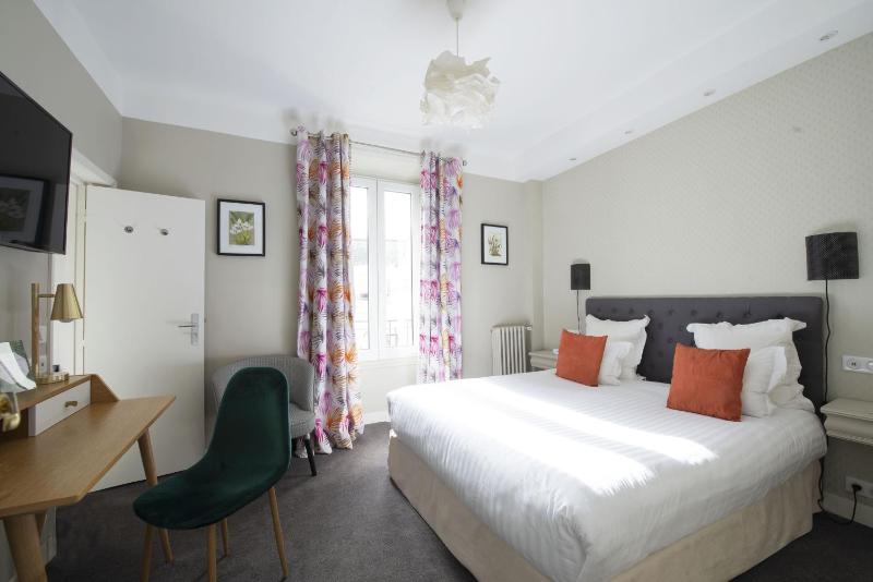 Classic Double or Twin Room image 3