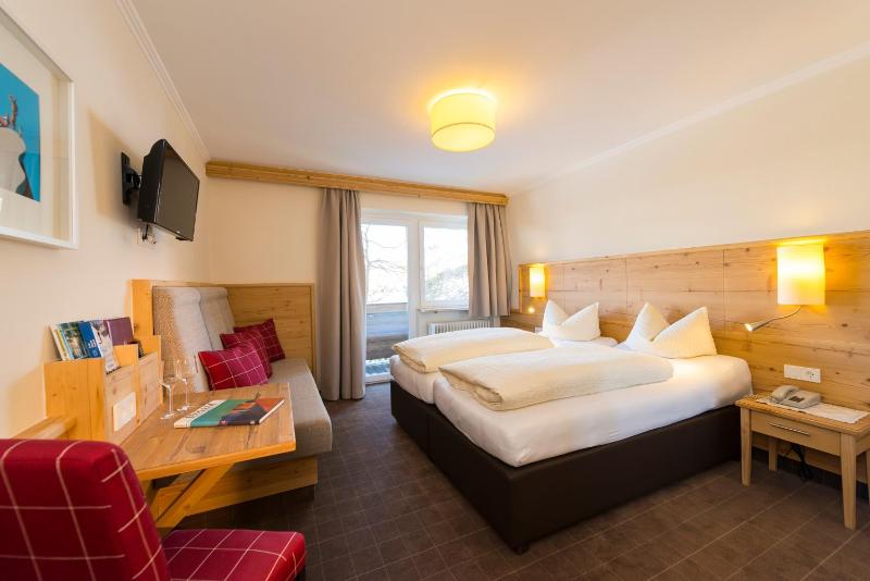 Superior Double Room with Balcony image 2