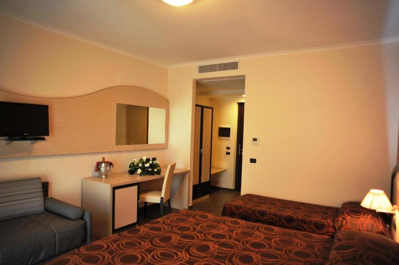 Quadruple Room image 4