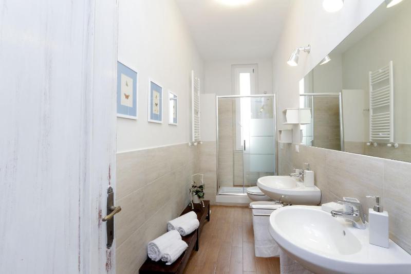 Colosseo Two-Bedroom Apartment with Terrace - Via di San Giovanni in Laterano 60 image 4