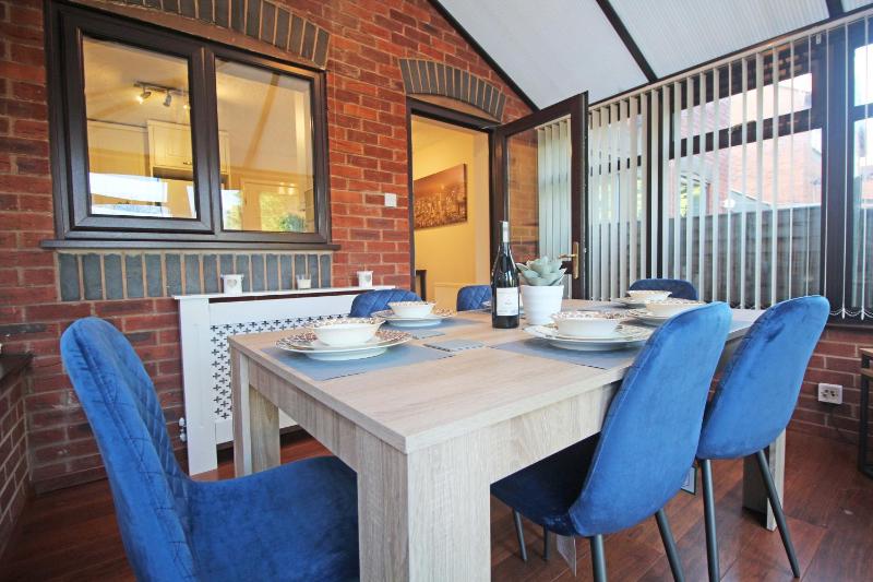 The Barwoods - Modern Spacious Home in Chester - Parking - image 6