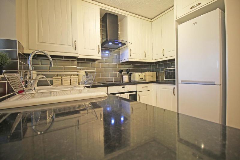 The Barwoods - Modern Spacious Home in Chester - Parking - image 4