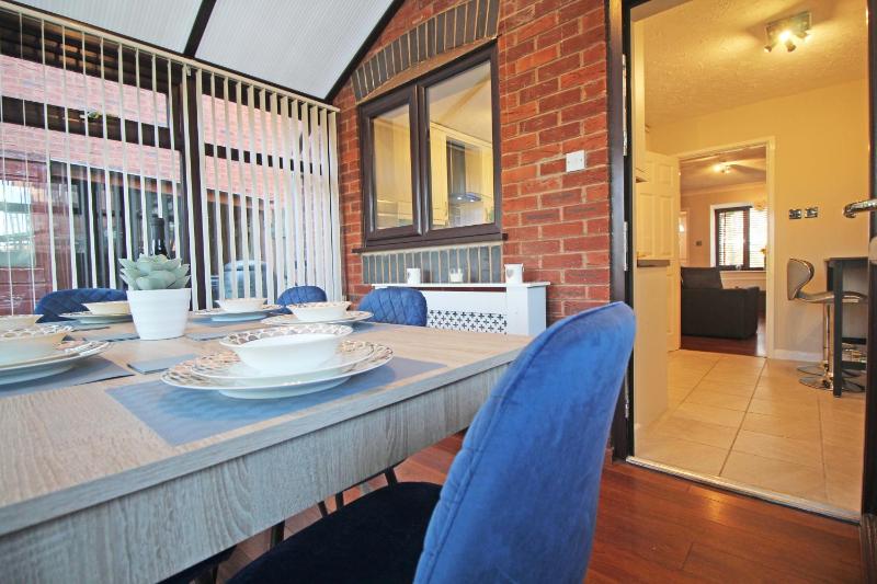 The Barwoods - Modern Spacious Home in Chester - Parking - image 21
