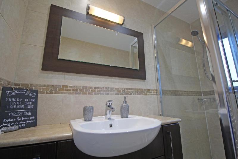 The Barwoods - Modern Spacious Home in Chester - Parking - image 16