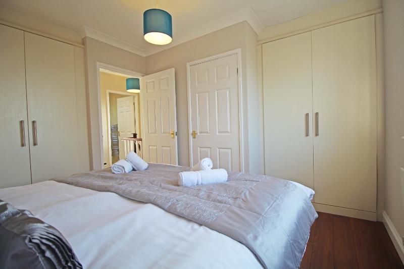 The Barwoods - Modern Spacious Home in Chester - Parking - image 22