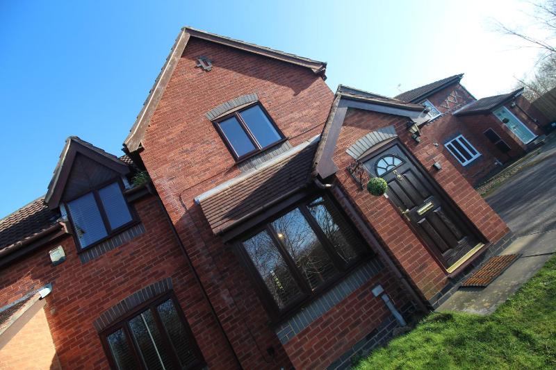 The Barwoods - Modern Spacious Home in Chester - Parking - image 2
