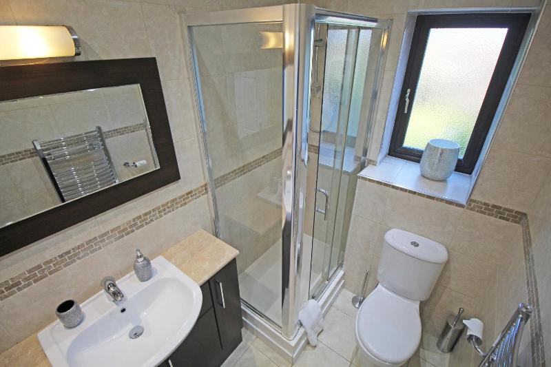 The Barwoods - Modern Spacious Home in Chester - Parking - image 13