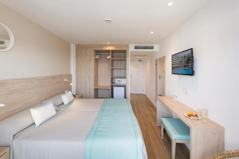 Twin Room with Terrace image 4