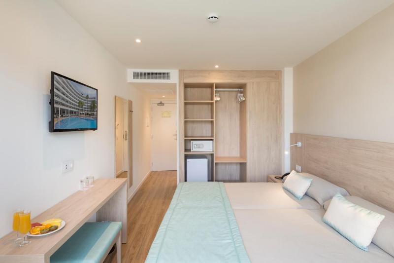 Twin Room with Terrace image 3