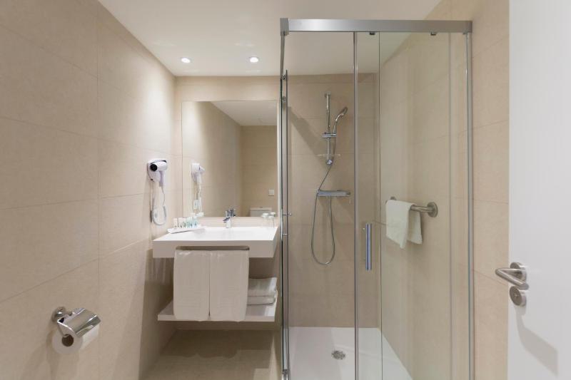 Twin Room image 4