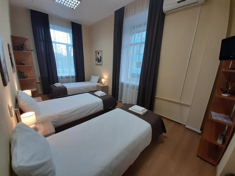 Bed in Triple Room with Shared Bathroom image 3