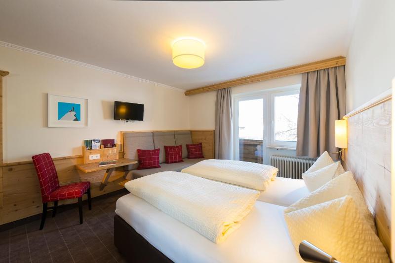 Superior Double Room with Balcony image 3