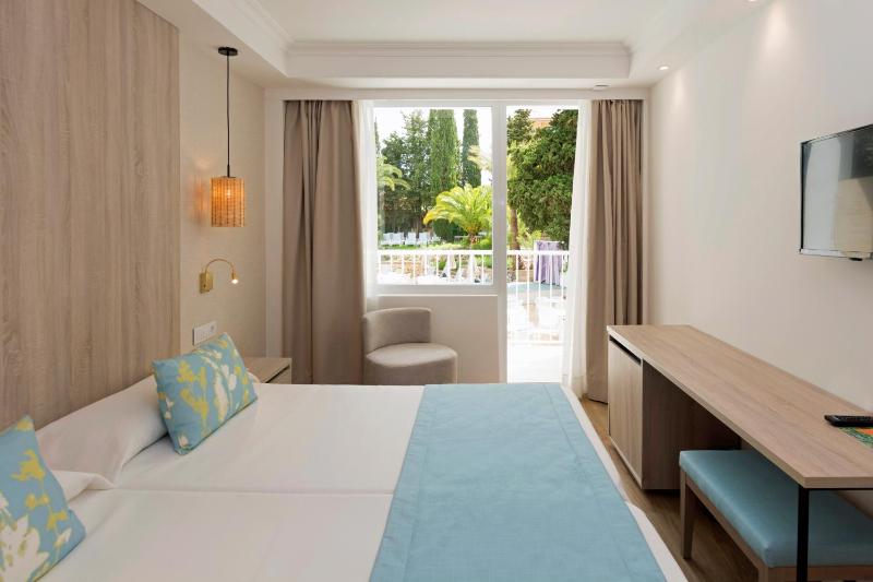 Twin Room with Pool View image 1