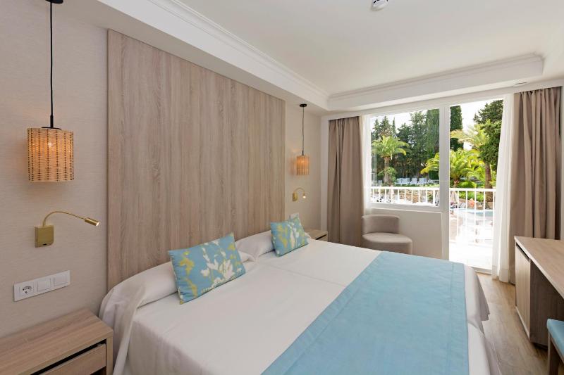 Twin Room with Pool View image 4