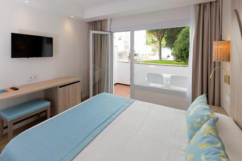 Twin Room with Pool View image 3