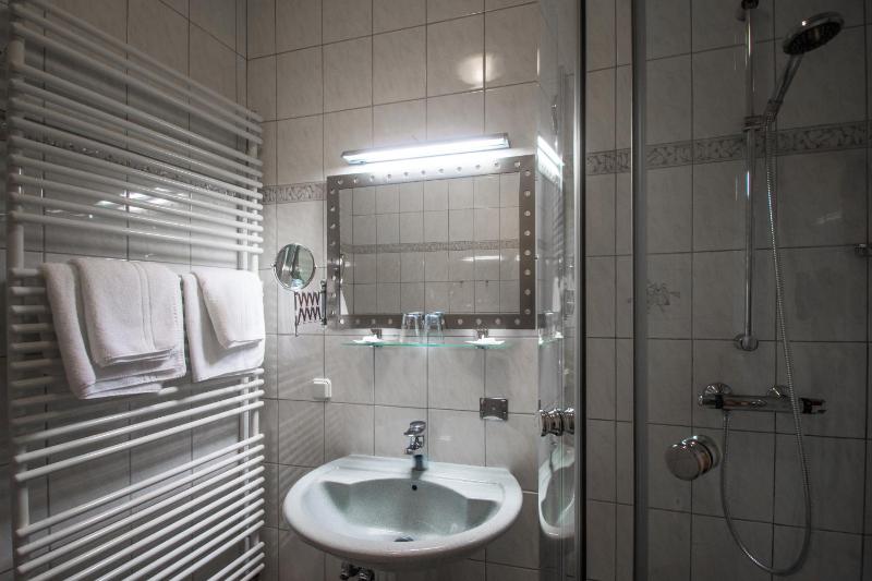 Twin Room image 3