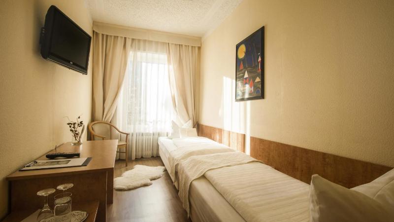 Twin Room image 2