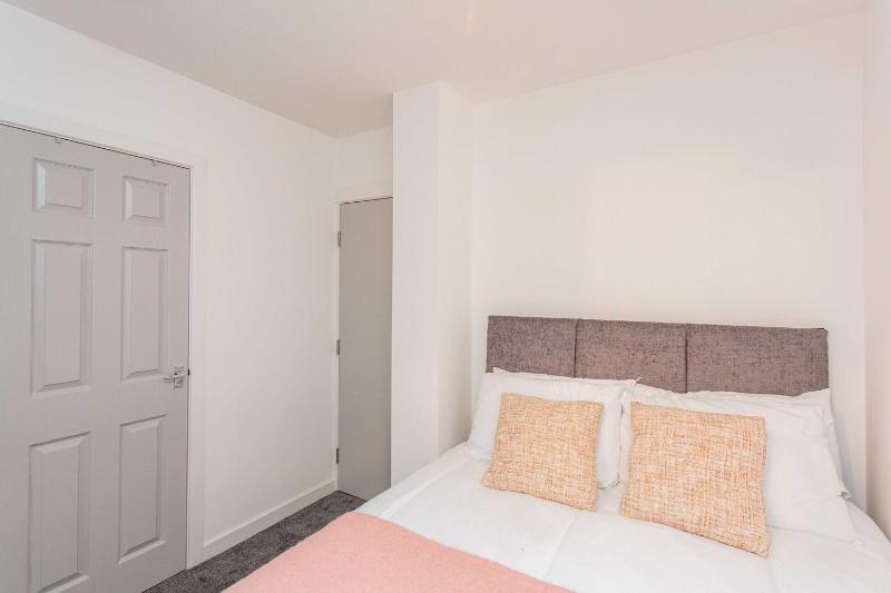 One-Bedroom Apartment image 3