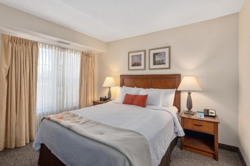 One-Bedroom Suite image 3