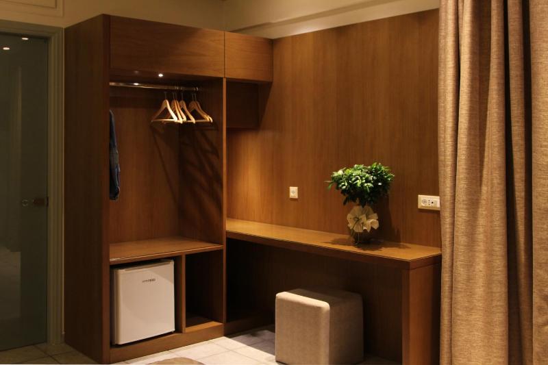 Double or Twin Room image 4