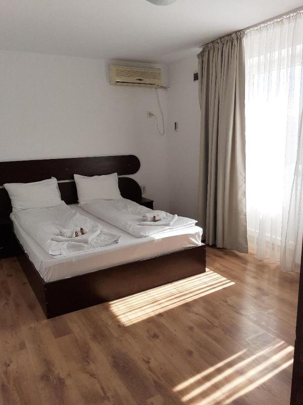 Standard Double or Twin Room with Shared Bathroom image 2