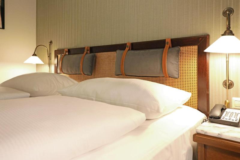Standard Twin Room image 3