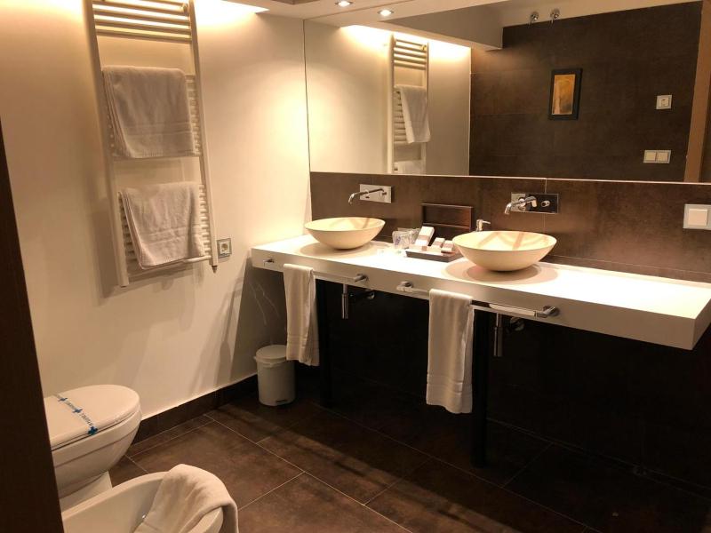 Duplex Suite with Spa Bath image 3