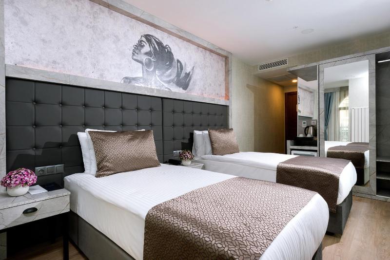 Standard Double Room image 3