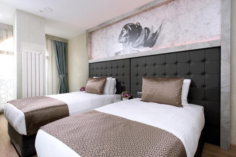 Standard Double Room image 4