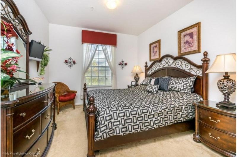 Three-Bedroom Townhome Davenport - image 5