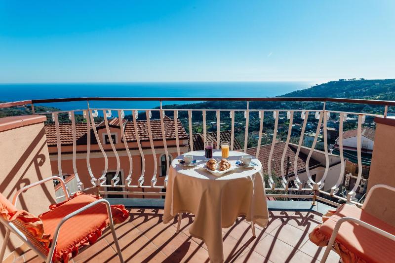 Double Room with Sea View image 3