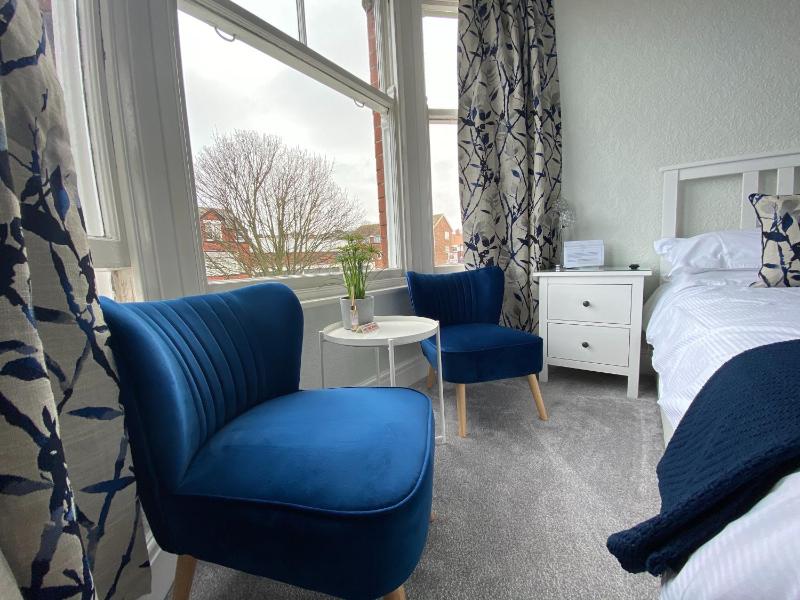 King Room with Garden View image 4