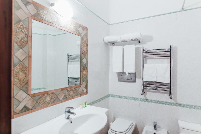 Double Room image 3