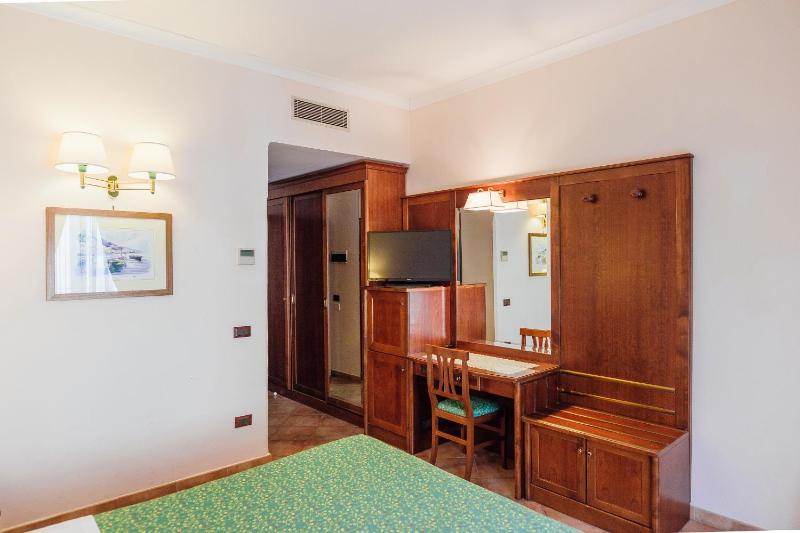 Double Room image 4