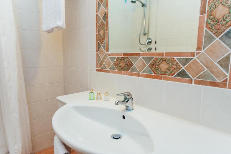 Standard Double Room image 3