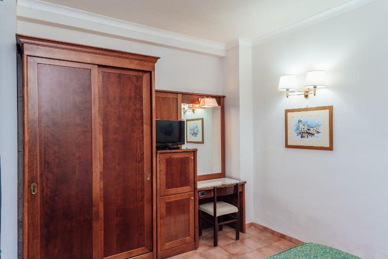 Standard Double Room image 4
