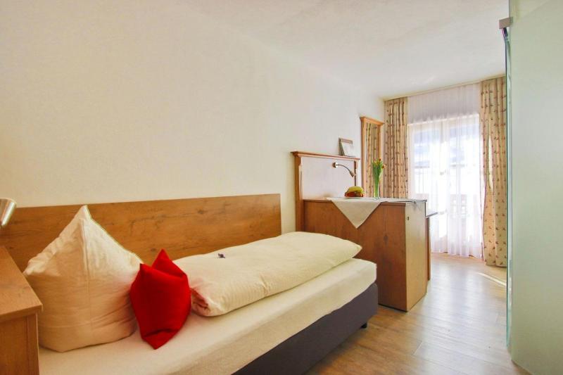 Single Room with Pool View image 2
