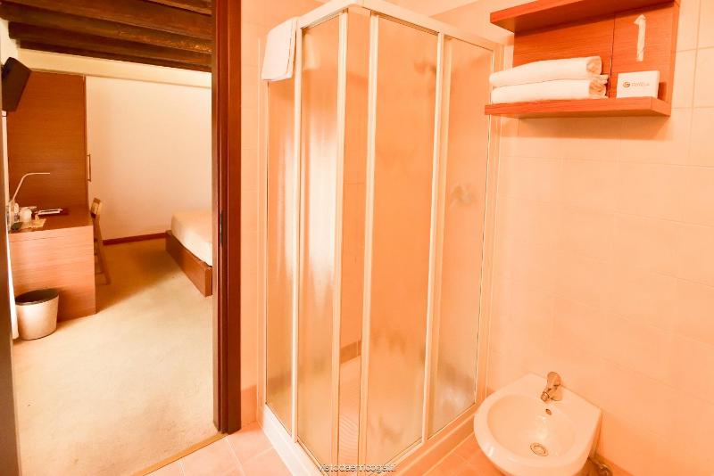 Double Room image 3