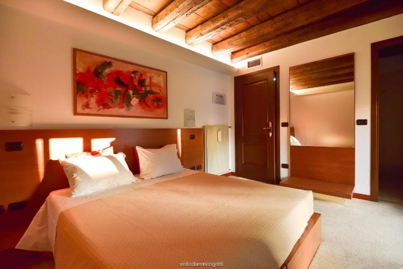 Double Room image 4