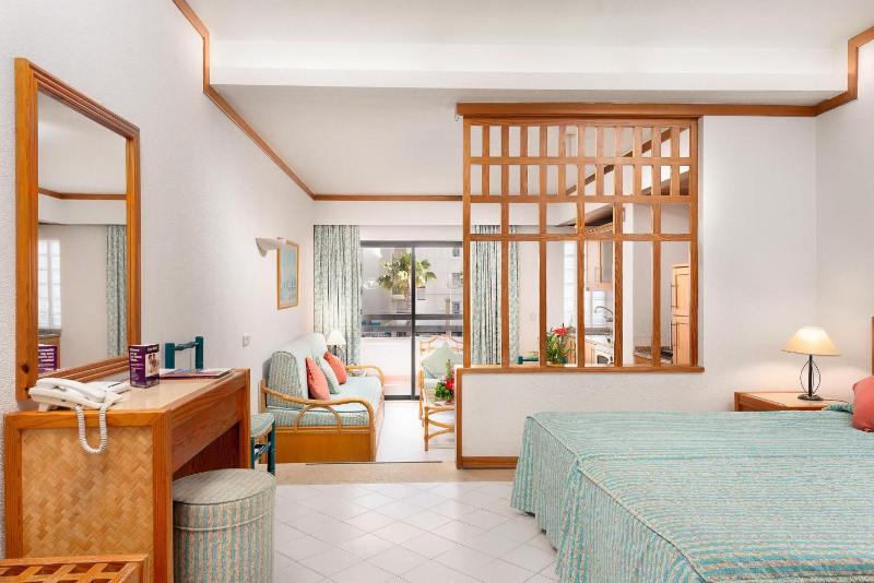 Deluxe Room image 3