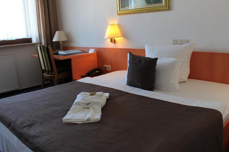 Standard Queen Room image 2